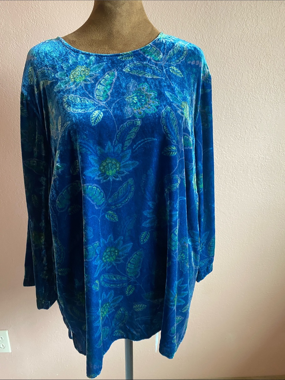 J. Jill Blue Floral Velvet 3/4 Sleeves Top with Green Accents